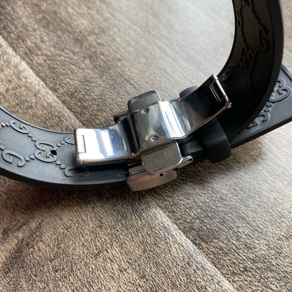 Gucci Men’s Digital Black Rubber Watch - Picture 14 of 16